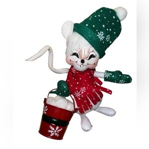 ANNALEE Winter White Mouse w Bucket of Snowballs, Hand Painted, Plush 2006